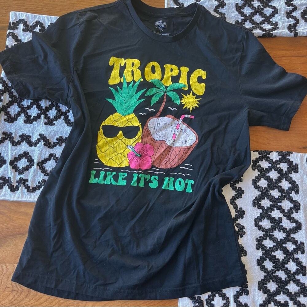 Main and Local Tropic Like Its Hot Black graphic Tee Shirt medium M